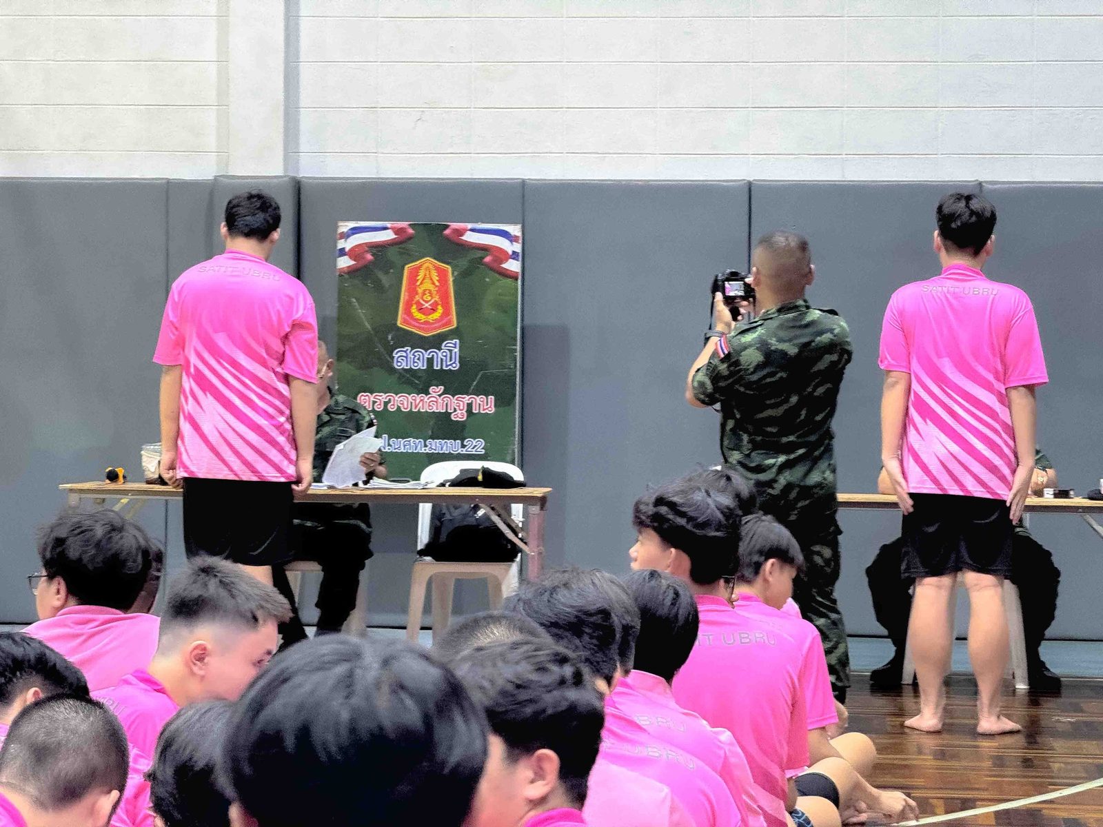 งานกิจกรรมนักศึกษาวิชาทหาร โรงเรียนสาธิตมหาวิทยาลัยราชภัฏอุบลราชธานี ได้นำนักศึกษาวิชาทหารชั้นปีที่ 2–3 เข้าร่วมช่วยเหลืองานด้านการจัดเตรียมสถานที่ อำนวยความสะดวก และดูแลความเรียบร