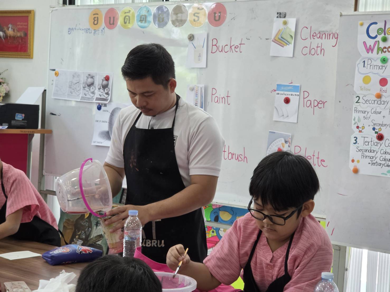 ภาพบรรยากาศการเรียนการสอนวิชาทัศนศิลป์ (Visual Arts) ของนักเรียนชั้นประถมศึกษาปีที่ 2/2 โรงเรียนสาธิตมหาวิทยาลัยราชภัฏอุบลราชธานี โดยครูขจรศักดิ์ แฝงโกฏิ และครูจินตพร วงศ์งาม