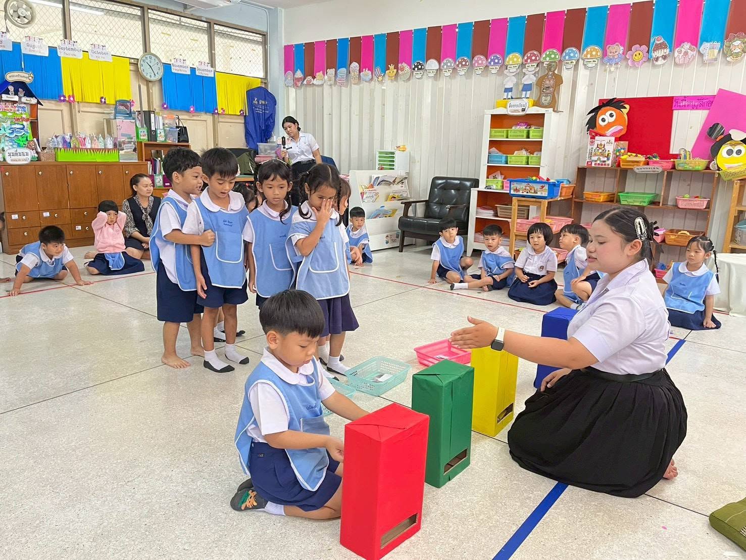 บรรยากาศการจัดกิจกรรม หน่วยการเรียนรู้ "ชุมชนของเรา" ระดับอนุบาล 2/1 โรงเรียนสาธิตมหาวิทยาลัยราชภัฏอุบลราชธานี