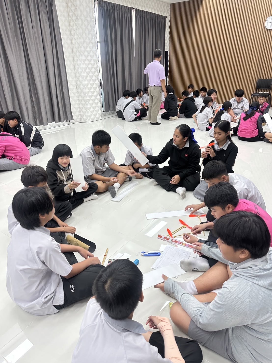 สาธิต มรภ.อุบลฯ จัดอบรมวิทยาศาสตร์ “เครื่องบินพลังยางปีกโฟม”