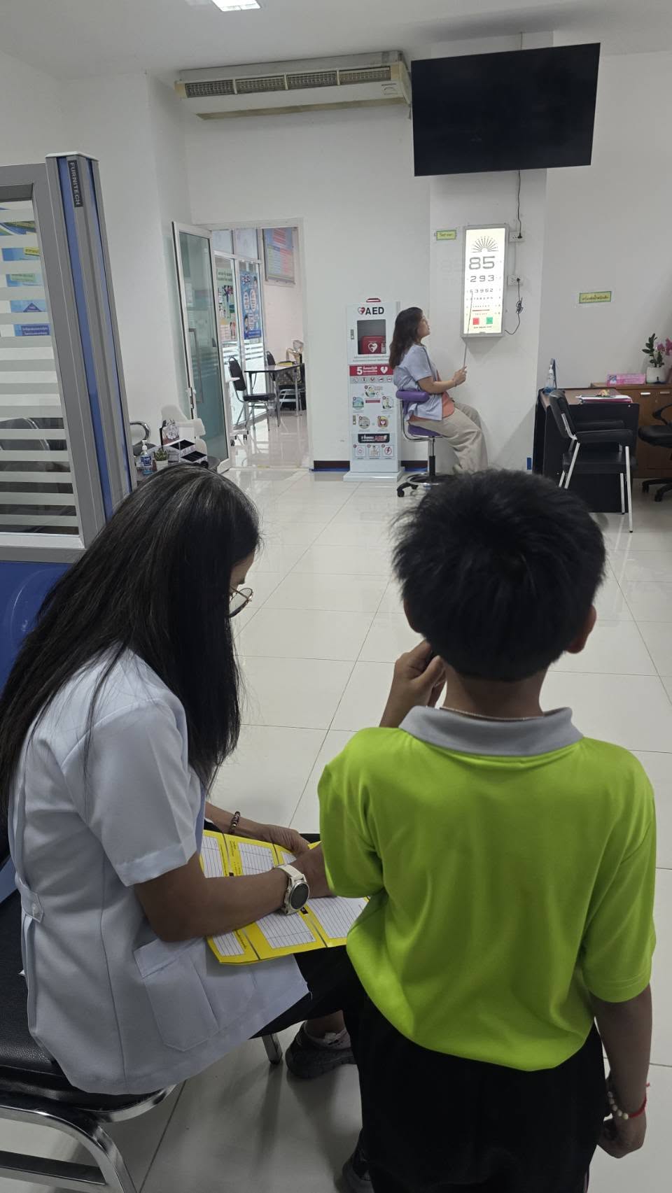 สาธิต มรภ.อุบลฯ ใส่ใจสุขภาพสายตา ตรวจคัดกรองนักเรียน ป.1
