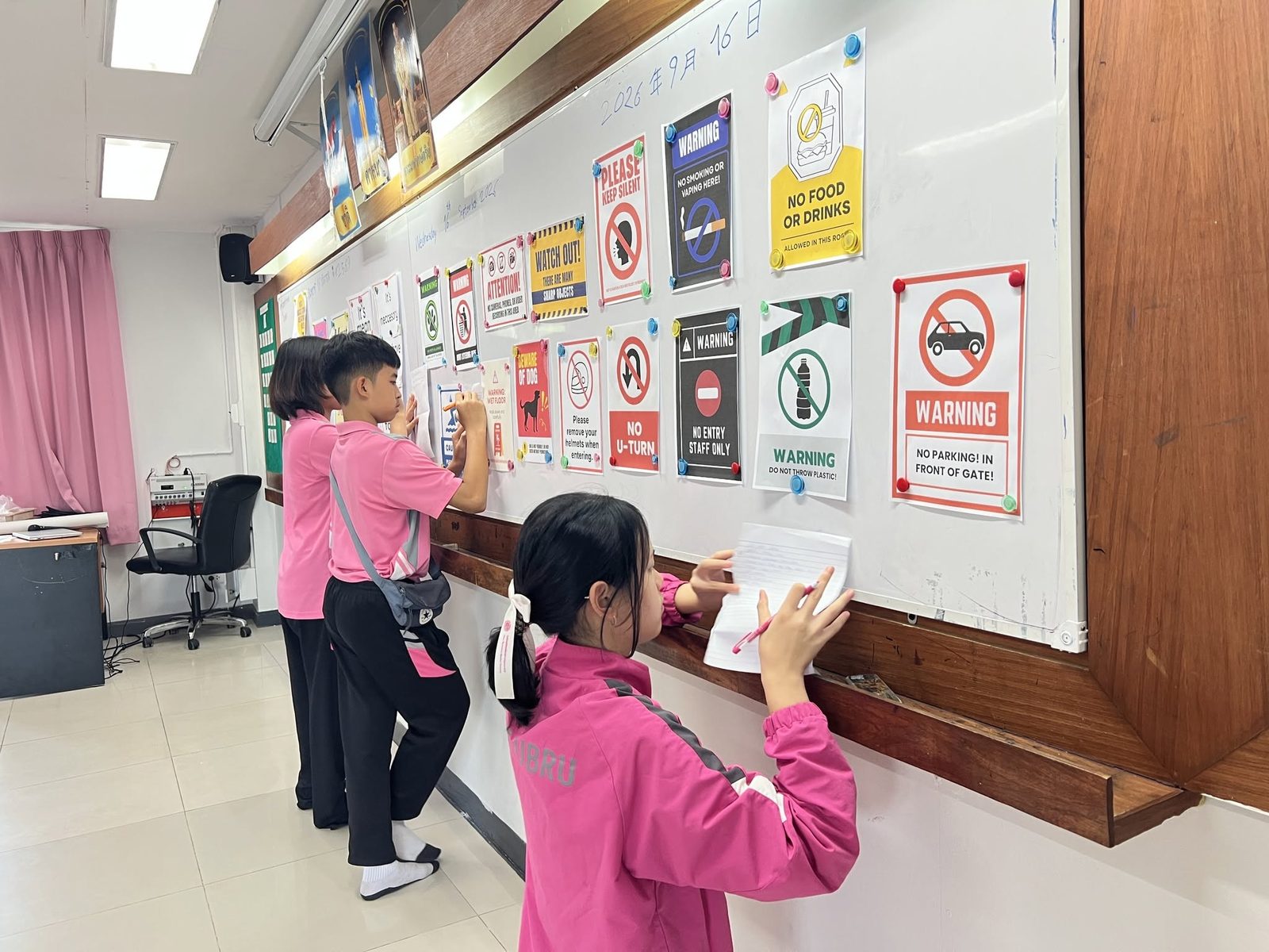ภาพกิจกรรมการนิเทศการจัดการเรียนรู้ รายวิชาภาษาอังกฤษ ชั้น ม.2/2